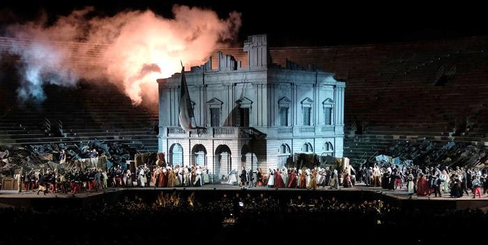 Genießen Sie die Aufführung der Oper in der Arena von Verona im Sommer 2020!